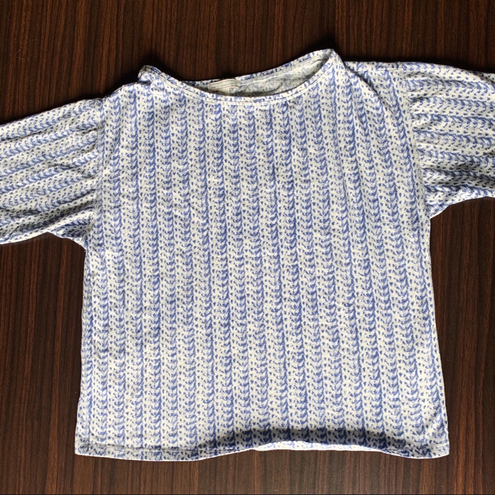 GAP Blue and White Patterned Top - Size: Small
